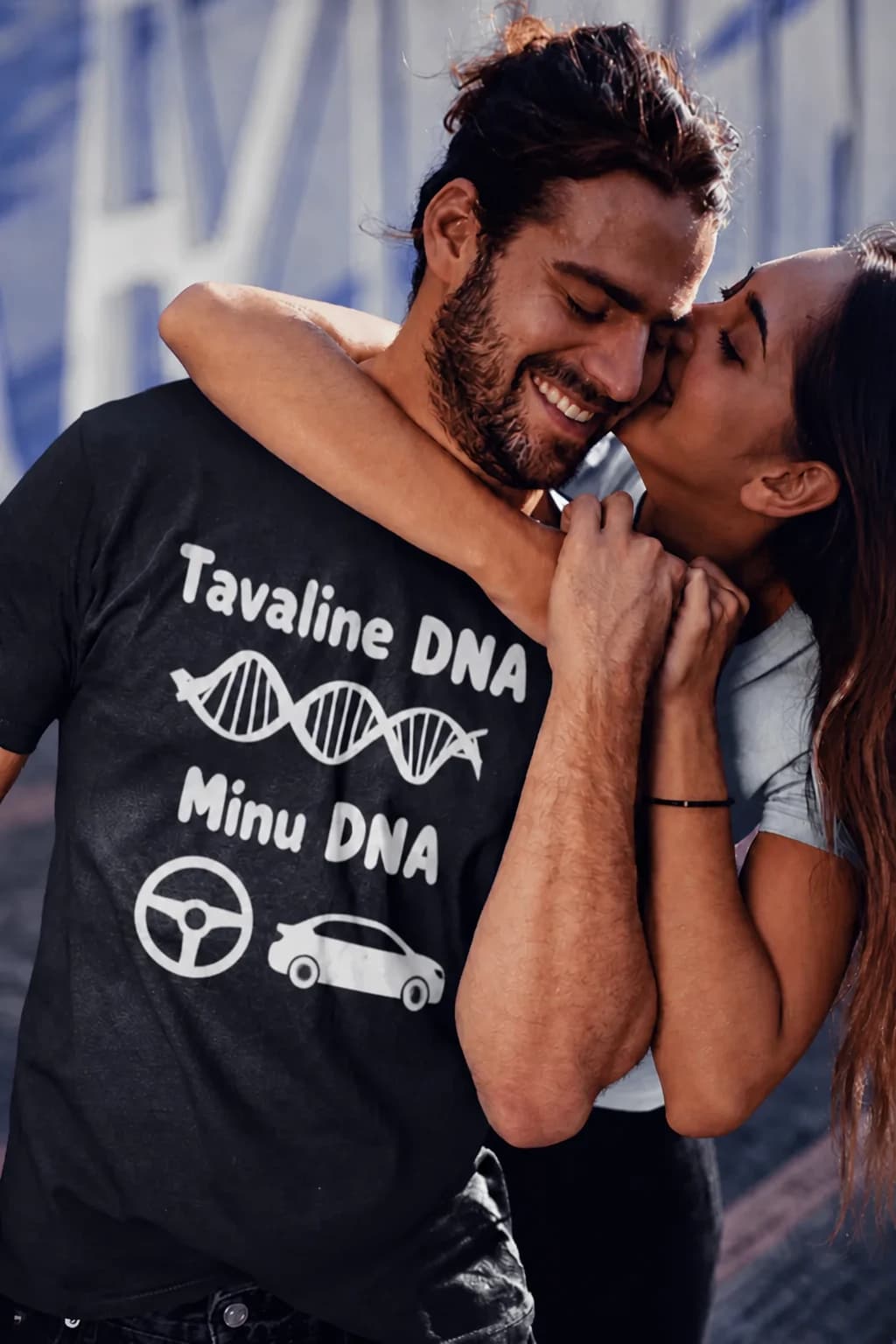 Must T-särk autohuvilisele, valge DNA spiraal ja kiri „Tavaline DNA / Minu DNA“ mehe seljas
