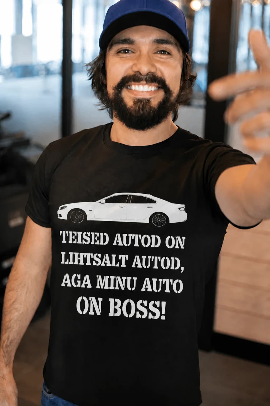 Must T-särk autohuvilisele valge kirjaga „Teised autod on lihtsalt autod, aga minu auto on boss!“
