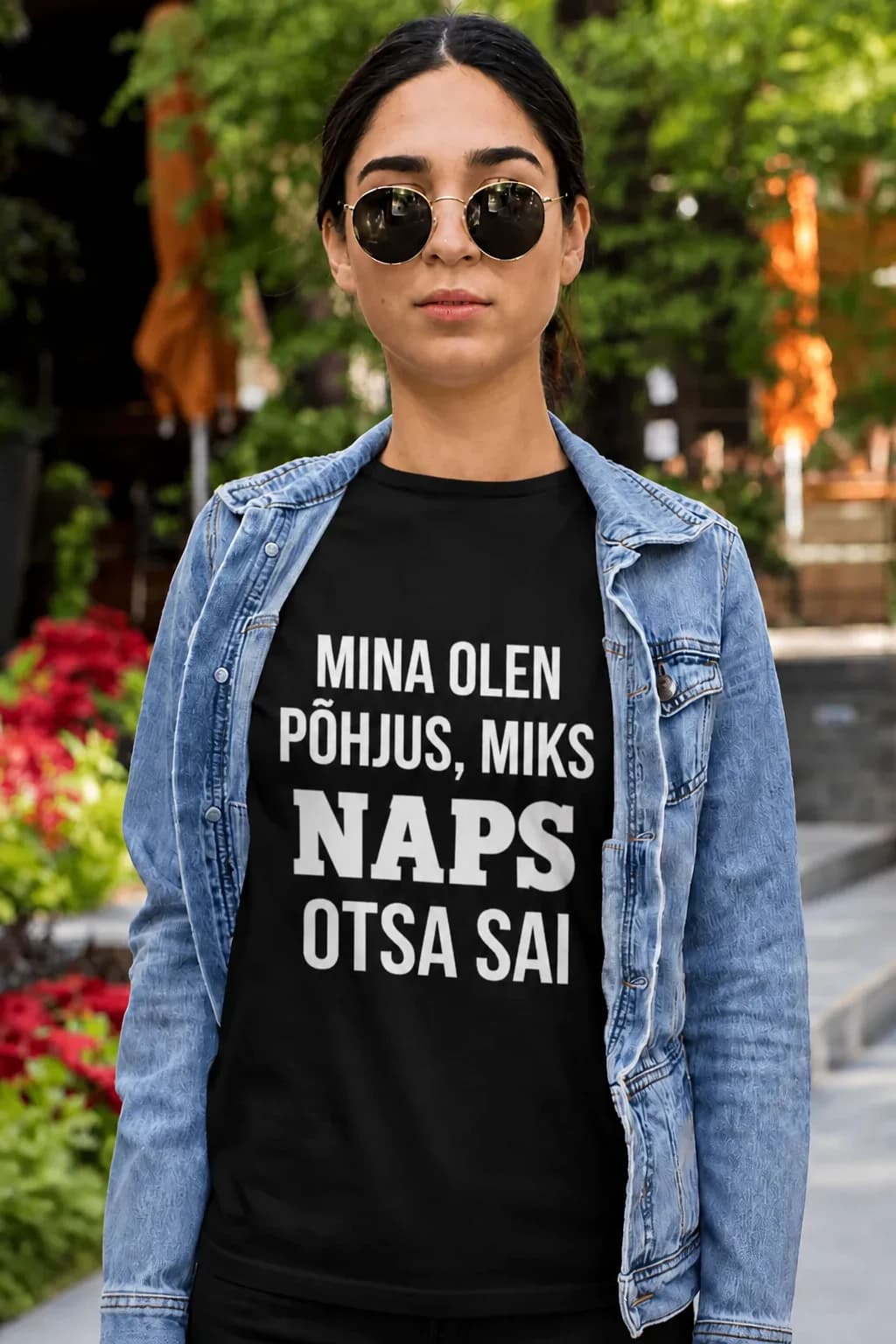 Päikeseprillidega naine mustas T-särgis kirjaga Mina olen põhjus, miks naps otsa sai – naljakas T-särk