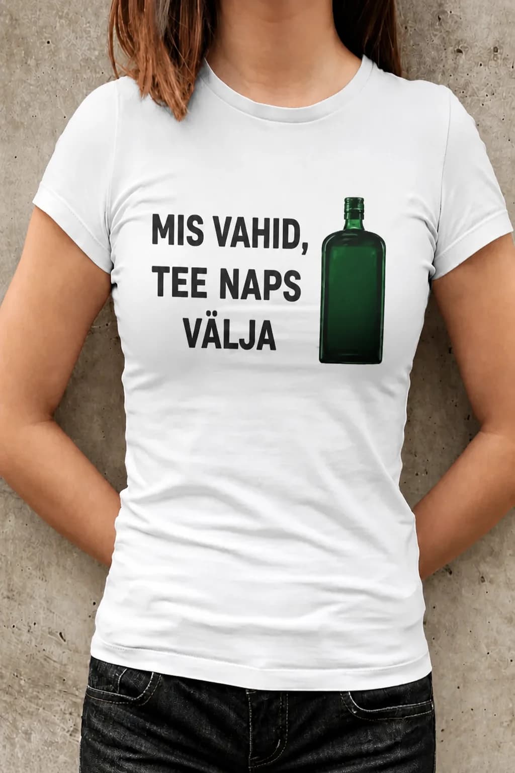 Naine valges T-särgis kirjaga Mis vahid, tee naps välja ja napsipudeli pildiga – naljakas T-särk peoks