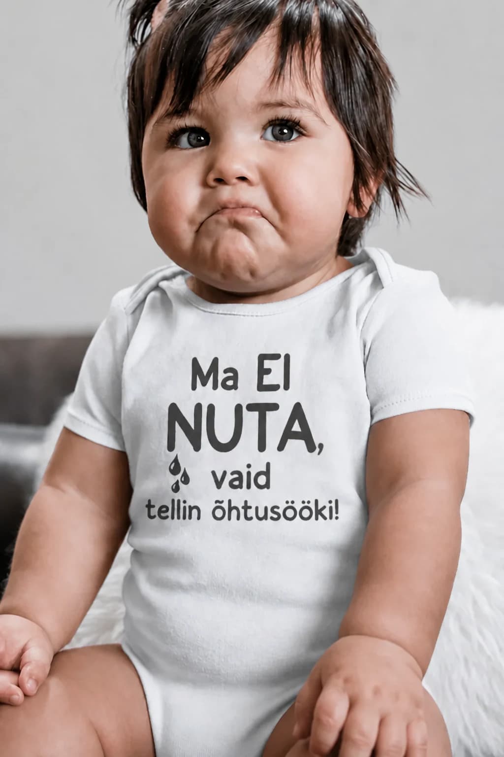Valge naljakas beebibodi kirjaga „Ma ei nuta, vaid tellin õhtusööki!“ ja pisarakestega
