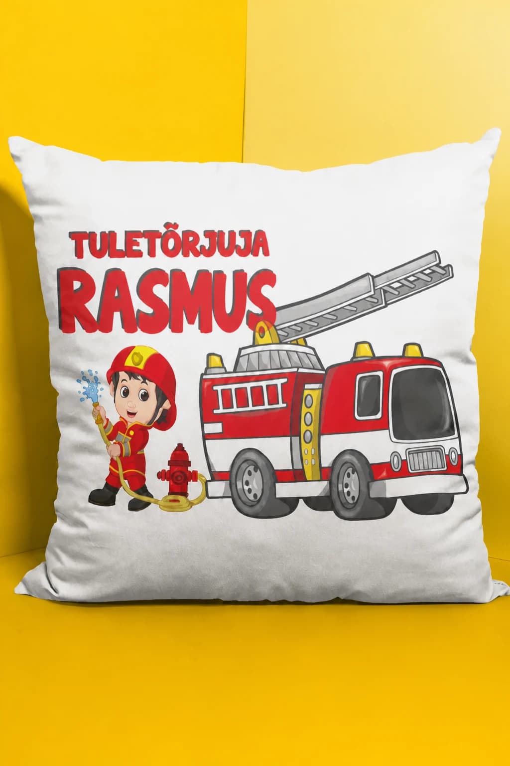 Nimega dekoratiivpadi lapsele punase tuletõrjeauto, väikese tuletõrjuja ja kirjaga „Tuletõrjuja Rasmus“