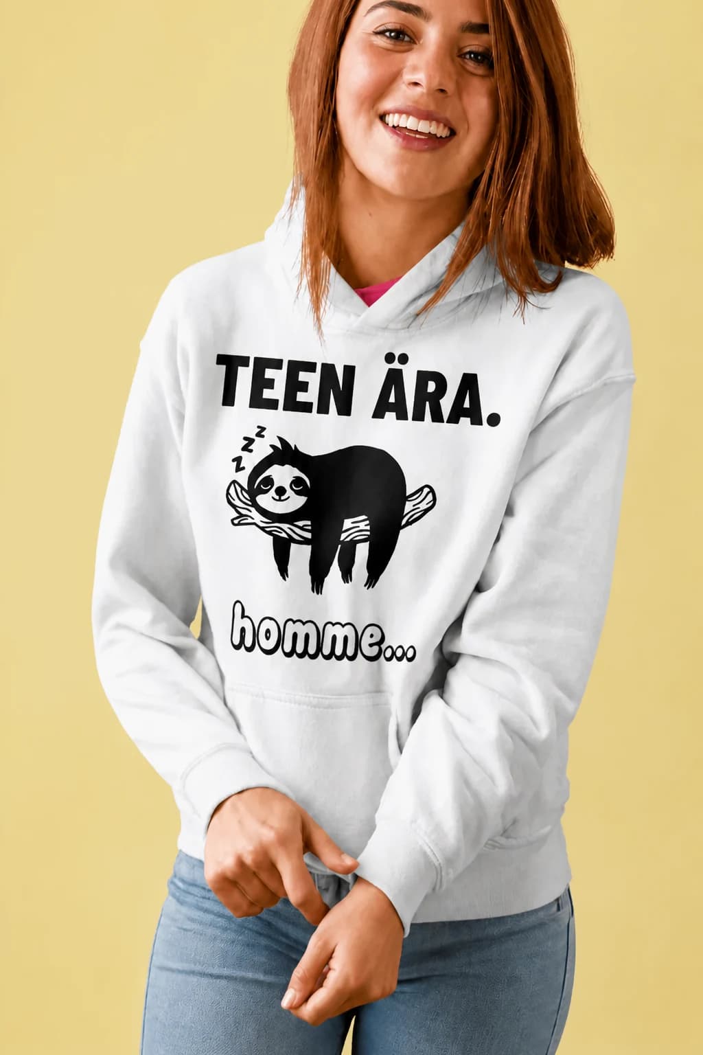 Valge naiste kapuutsiga pusa magava laiskloomaga ja kirjaga „Teen ära. Homme…“, naljakas kapuutsiga pusa