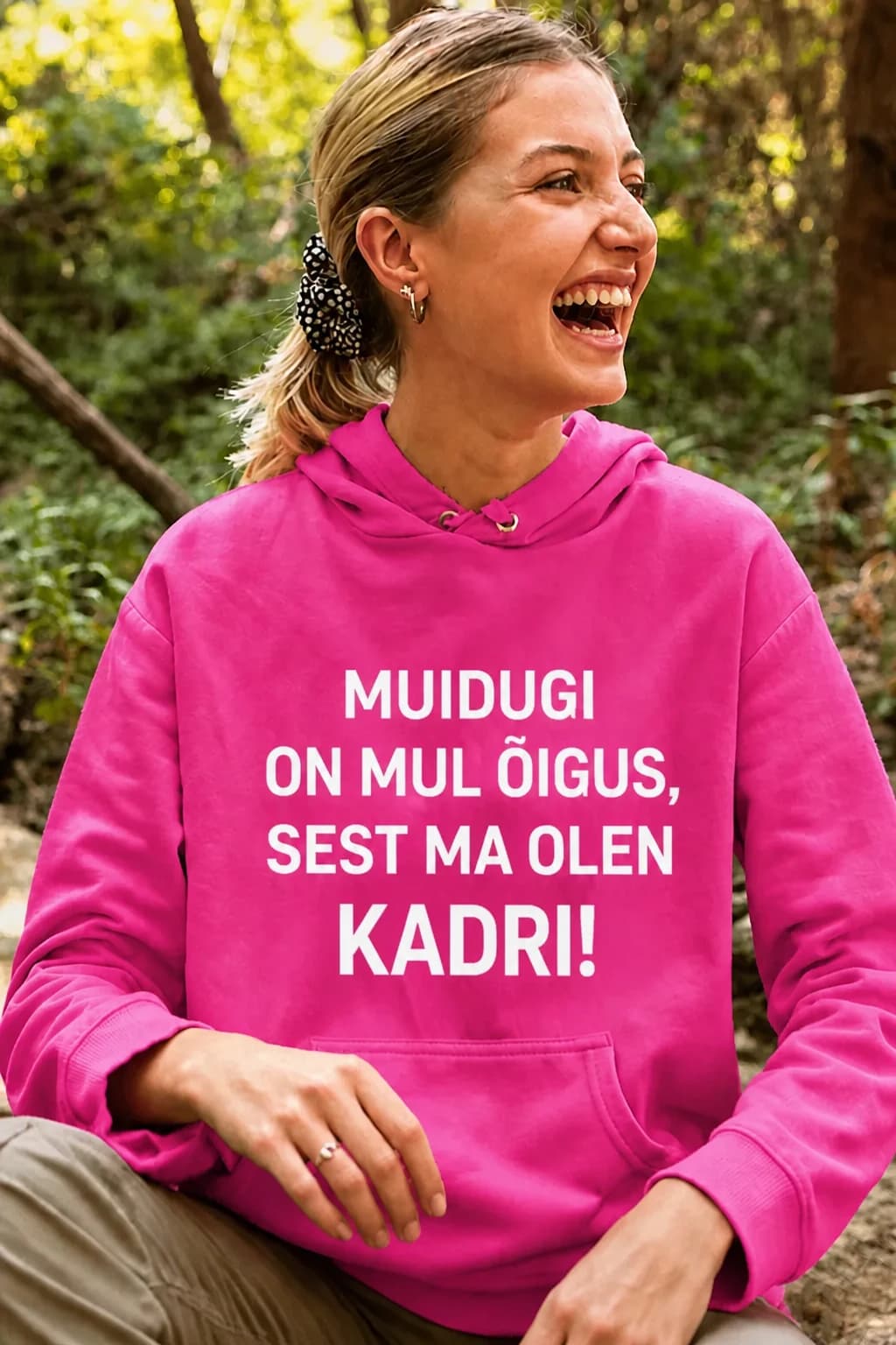 Tumeroosa naiste kapuutsiga pusa nimega ja kirjaga „Muidugi on mul õigus, sest ma olen Kadri!“