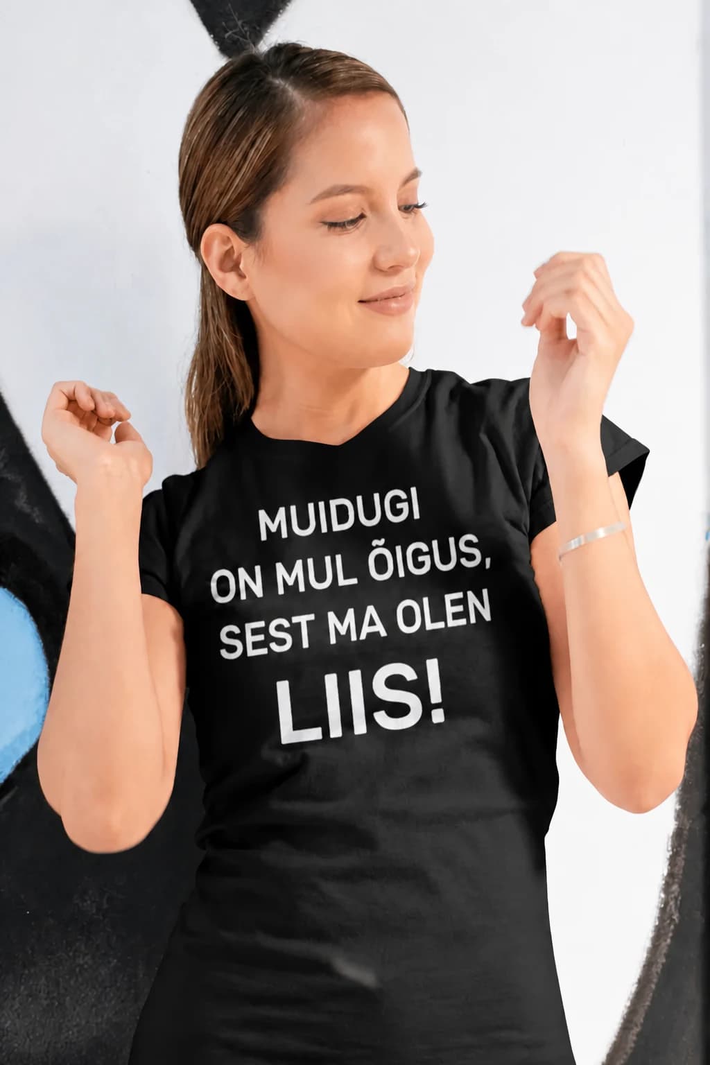 Must naljakas T-särk nimega, valge kiri „Muidugi on mul õigus, sest ma olen Liis!“ naise seljas