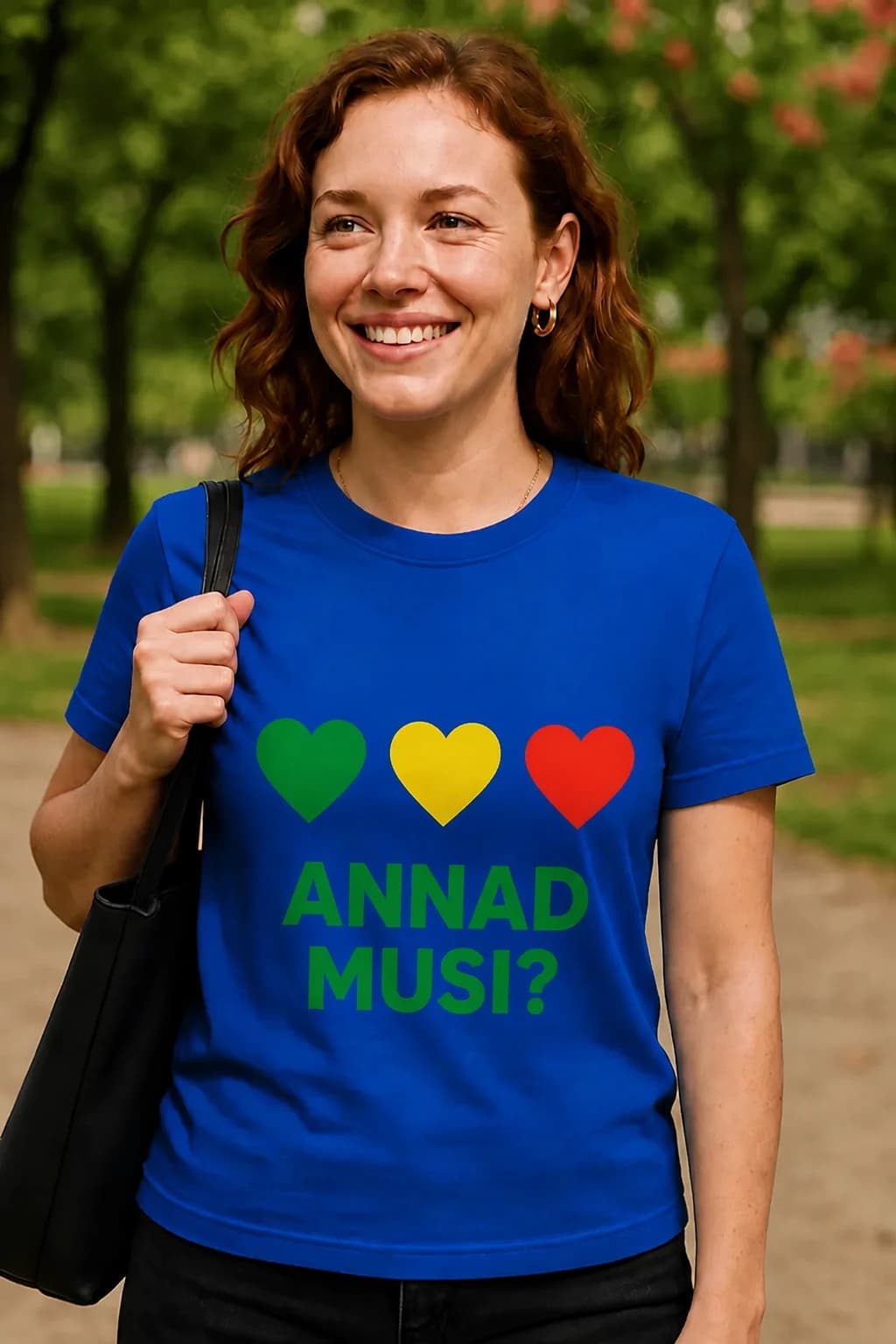 Kuningasinine naljakas T-särk kolme värvilise südame ja kirjaga „Annad musi?“ naise seljas