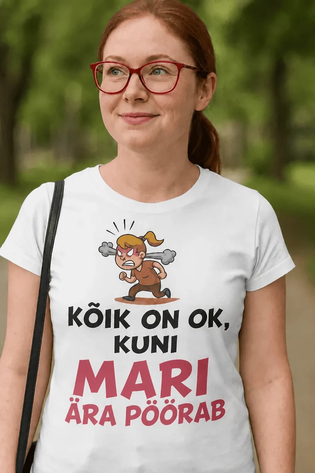 Valge naljakas T-särk nimega, vihase tüdruku pilt ja kiri „Kõik on OK, kuni Mari ära pöörab“