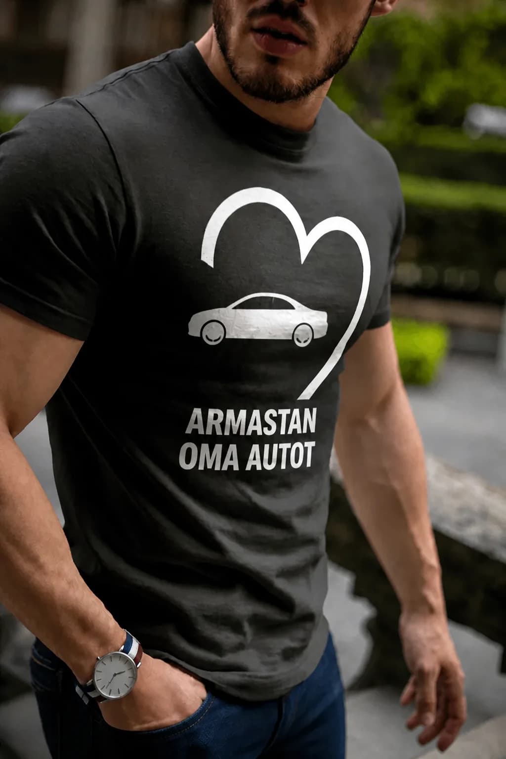 Tumehall T-särk autohuvilisele, valge süda auto siluetiga ja kiri „Armastan oma autot“ mehe seljas