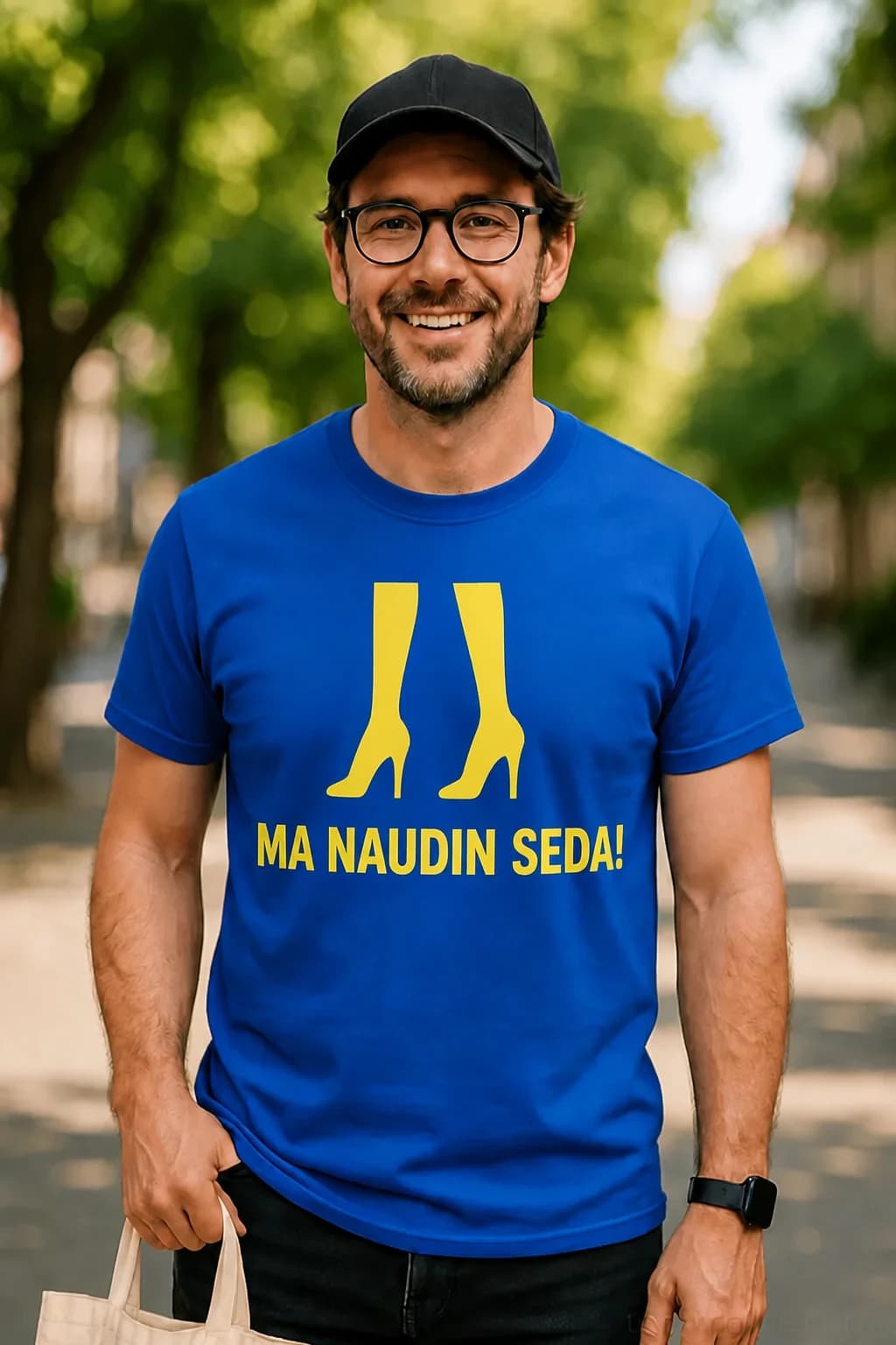 Kuningasinine naljakas T-särk kollaste kontsakingades jalgade ja kirjaga „Ma naudin seda!“ mehe seljas