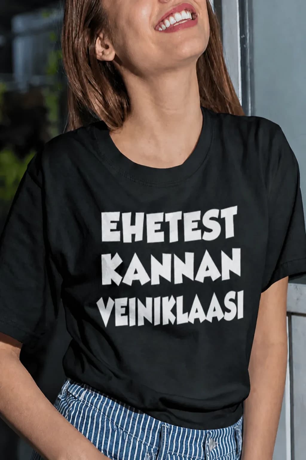 Must naljakas T-särk naisele suure valge kirjaga EHETEST KANNAN VEINIKLAASI, kannab naeratav naine