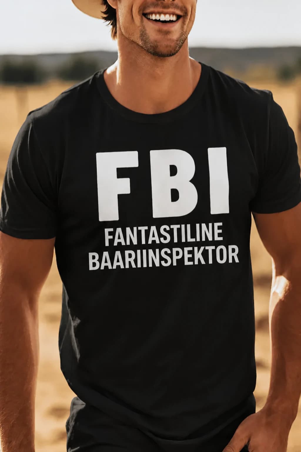 Must naljakas T-särk suure valge kirjaga FBI ja selle all FANTASTILINE BAARIINSPEKTOR, kannab mees