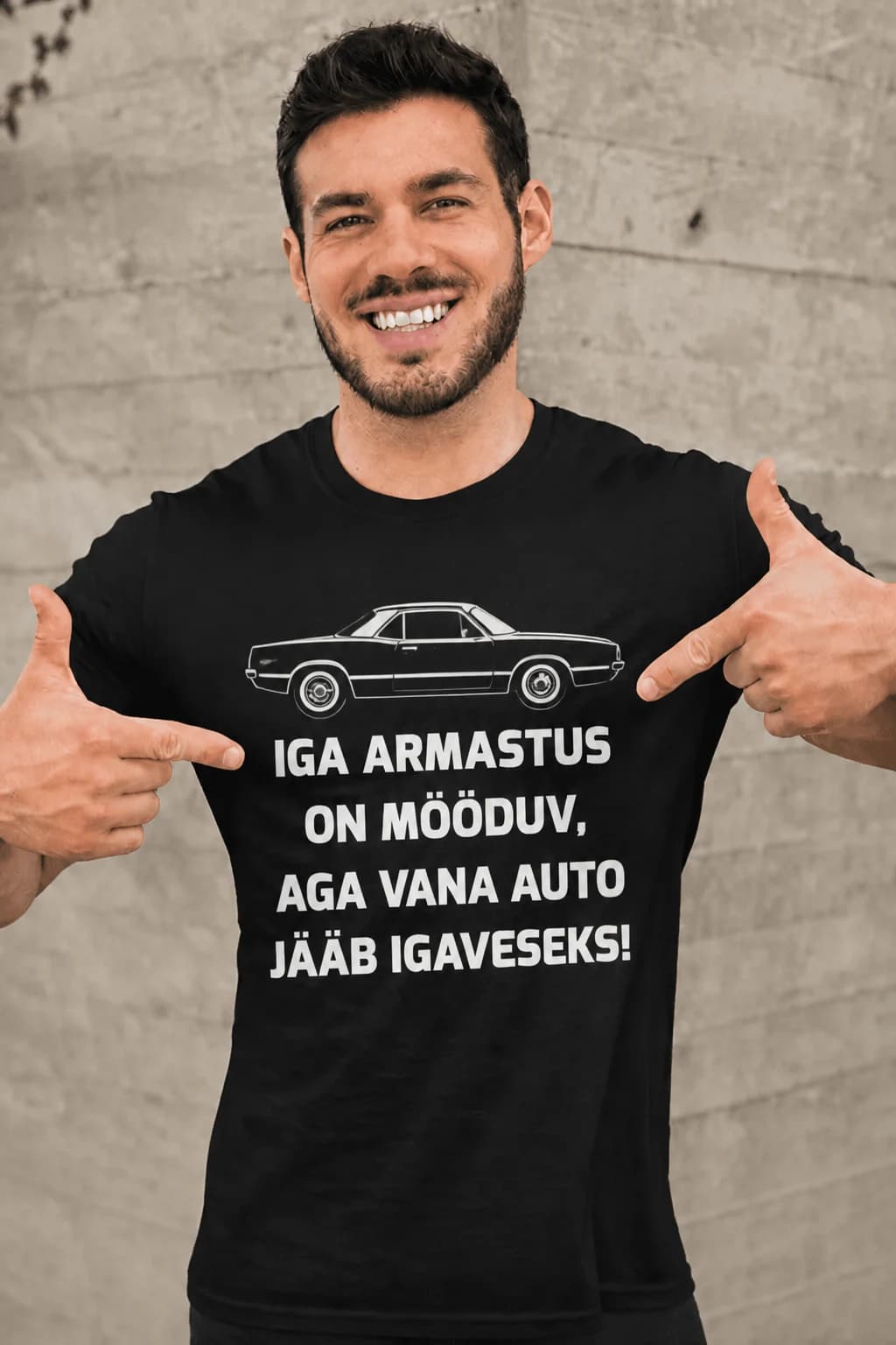 Must T-särk autohuvilisele, kiri IGA ARMASTUS ON MÖÖDUV, AGA VANA AUTO JÄÄB IGAVESEKS ja auto siluett
