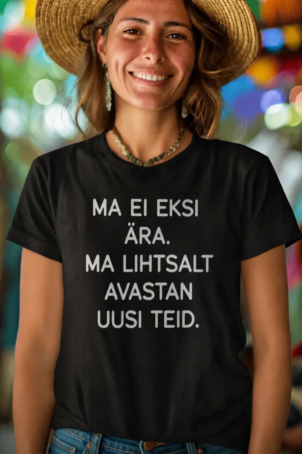 Must naljakas T-särk valge kirjaga MA EI EKSI ÄRA. MA LIHTSALT AVASTAN UUSI TEID, kannab kübaraga naine