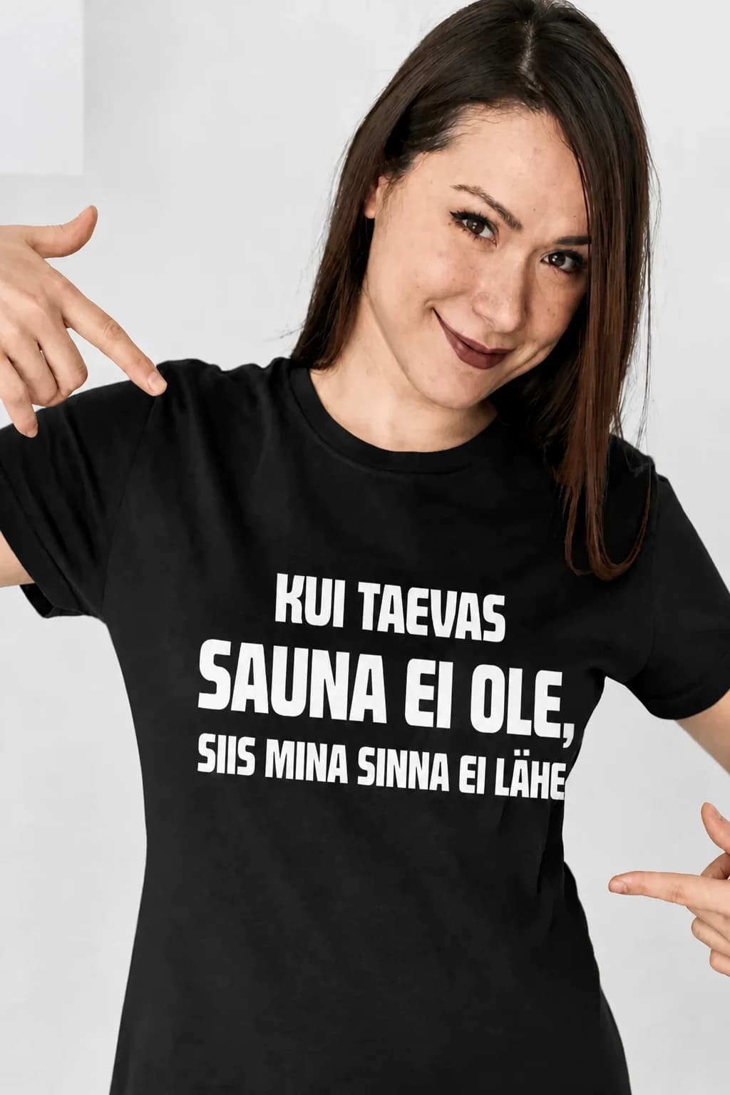 Naine mustas T-särgis valge kirjaga „Kui taevas sauna ei ole, siis mina sinna ei lähe“ – T-särk saunasõbrale
