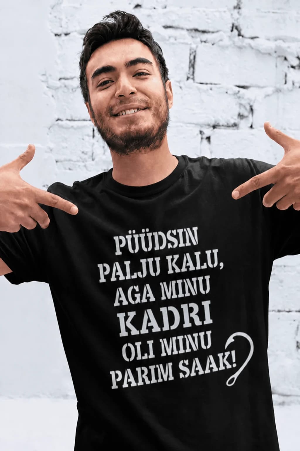 Mees mustas T-särgis kirjaga „Püüdsin palju kalu, aga minu Kadri oli minu parim saak!“ – T-särk kalamehele nimega