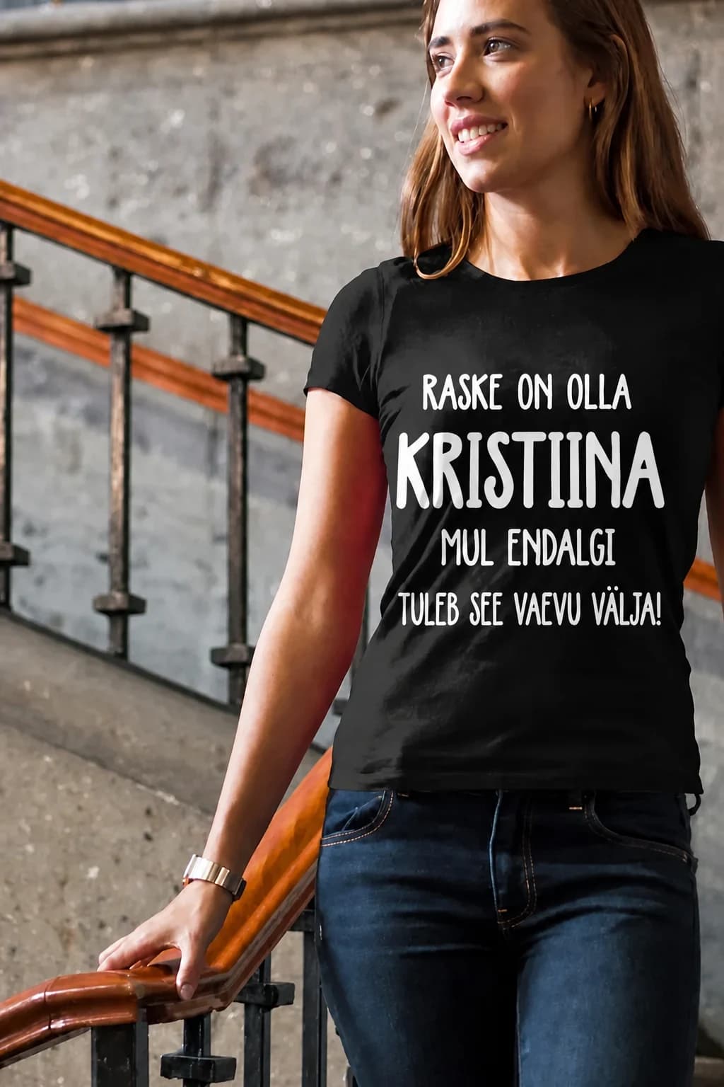Naine trepil mustas T-särgis kirjaga „Raske on olla …, mul endalgi tuleb see vaevu välja!“ – naljakas T-särk nimega