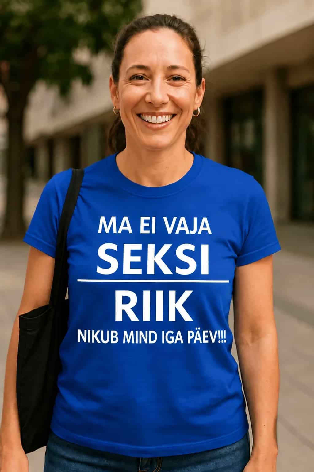 Naljakas T-särk „Riik nikub mind iga päev“