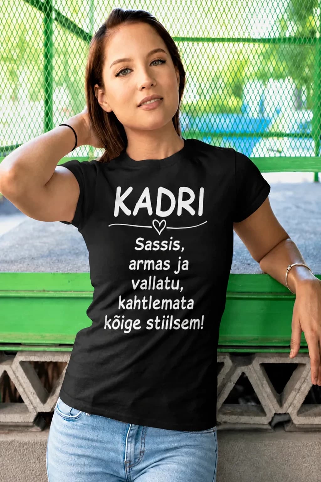 Naine mustas nimega T-särgis, valge kiri „Kadri – sassis, armas ja vallatu, kahtlemata kõige stiilsem!“