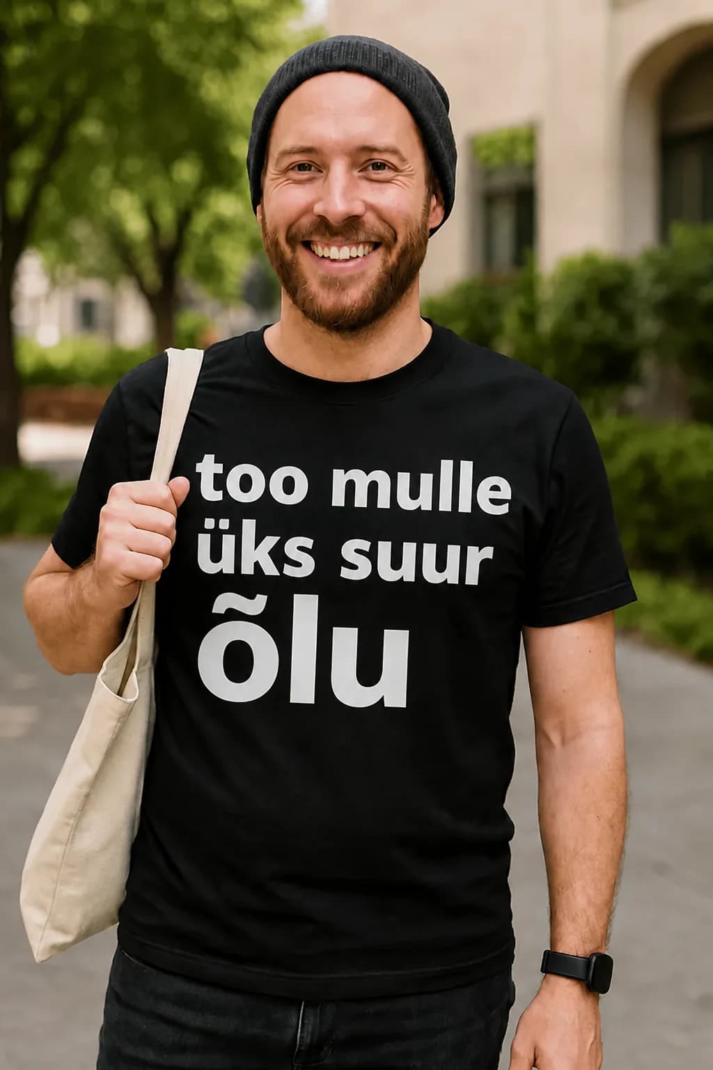 Must naljakas T-särk õllesõbrale suure valge kirjaga „too mulle üks suur õlu“ mehe seljas