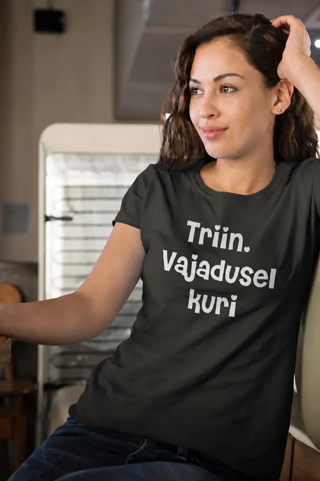 Tume naljakas T-särk nimega, valge kiri „Triin. Vajadusel kuri“ naise seljas