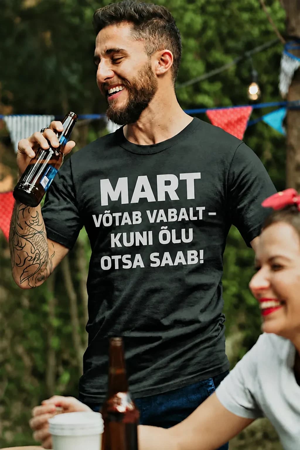 Mees tumedas T-särgis nimega ja kirjaga „võtab vabalt“ – isikupärastatud naljakas T-särk nimega