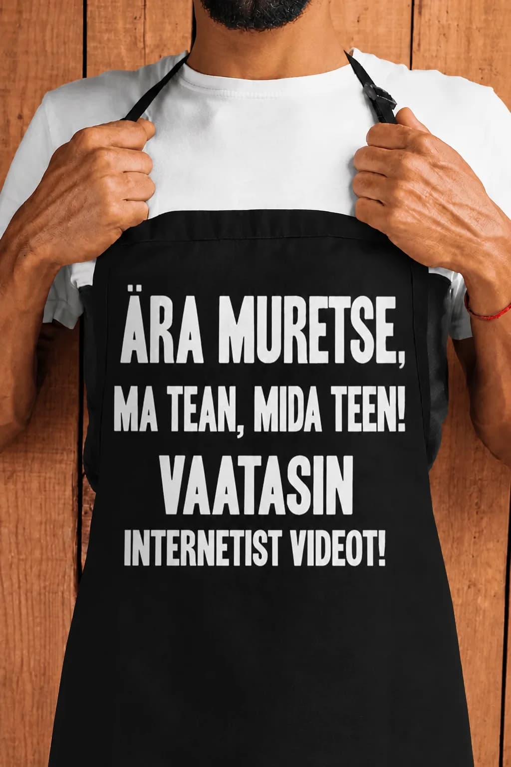 Mees mustas põlles kirjaga „Ära muretse, ma tean, mida teen! Vaatasin internetist videot!“