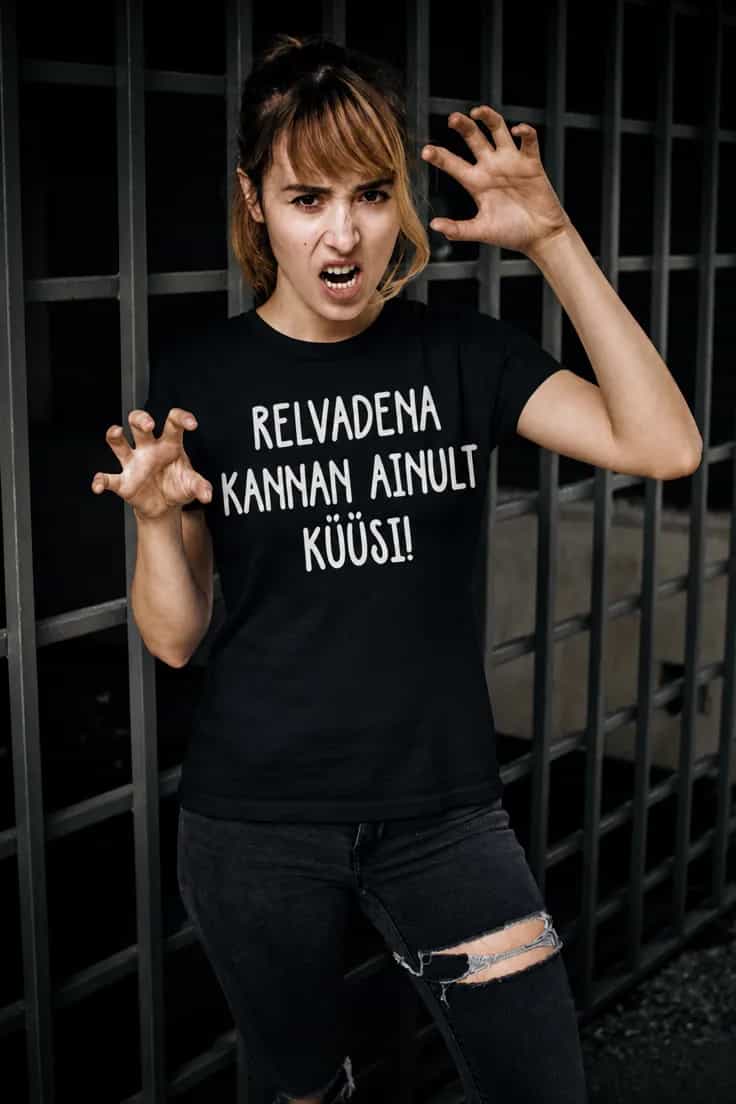Naljakas T-särk Minu relv on küüned – RELVADENA